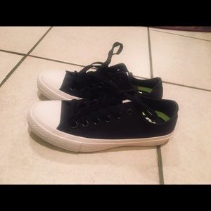 Size 7 Women’s Converse Chuck II Low Top Sneakers